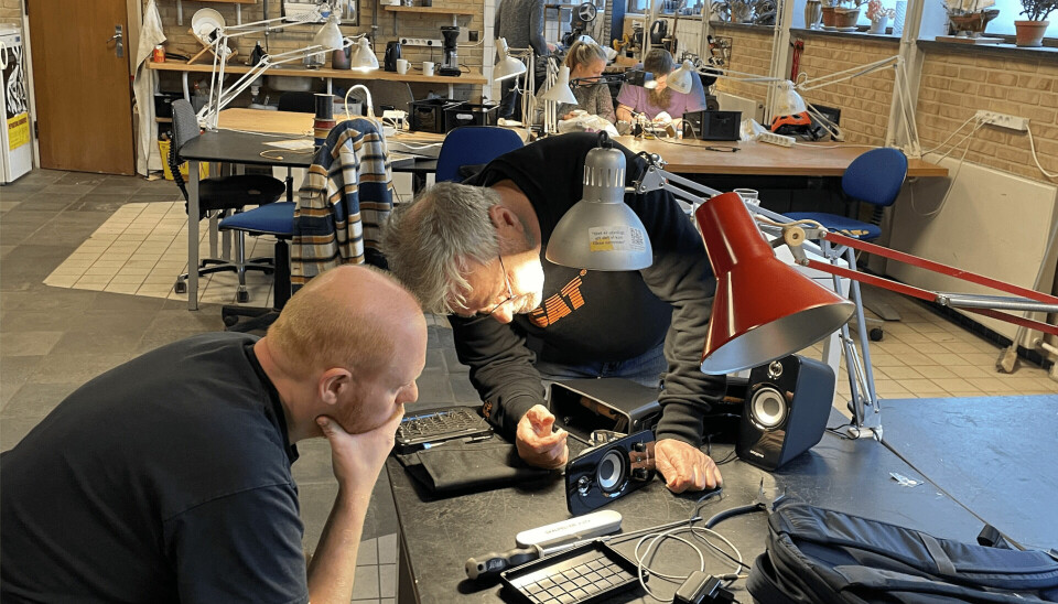 Lars Andersen får hjælp til at reparere sine højtalere i RepairCafé i Aarhus.