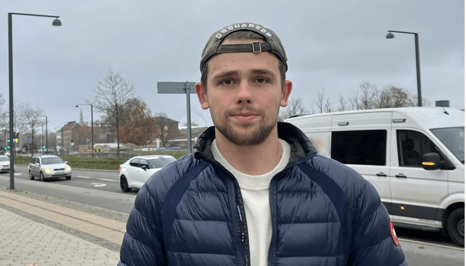 Oskar Løwenstein Carstensen blev distraheret af bilens infotainmentsystem og fik sig en ordentlig forskrækkelse. Han sætter spørgsmålstegn ved, hvor smarte skærmene behøver at være.