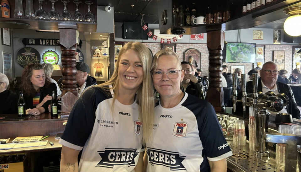 Emma Nielsen og Michaela Illner arbejder på Beefeater Pub i Risskov tæt på det midlertidige stadion for AGF.