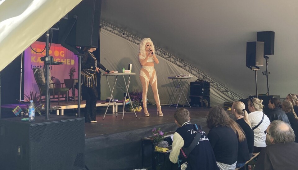 Drag-queen Annie Rection starter sit show