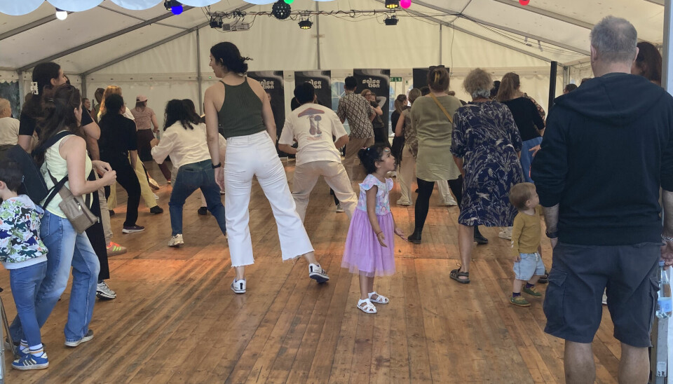 Unge som gamle danser salsa i danseteltet
