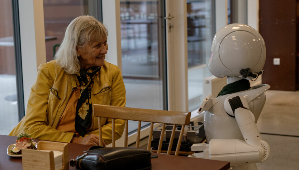Robotpiloten Anne Ferch serverer Jytte Wainø, som er fast gæst i caféen. ”Jeg går herned hvis jeg ikke magter at lave mad eller hvis jeg har behov for at snakke med nogen. Anne og jeg kender hinanden efterhånden godt”, siger Jytte Wainø. Robotpiloten Anne Ferch serverer Jytte Wainø, som er fast gæst i cafeen. ”Jeg går herned hvis jeg ikke magter at lave mad eller hvis jeg har behov for at snakke med nogen. Anne og jeg kender hinanden efterhånden godt”, siger Jytte Wainø.