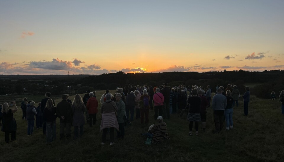 Solnedgang på bakketop ved Hvolris Jernalder til 'Ild i natten'.