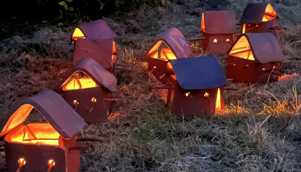 Oplyste skulpturer ved skulpturlunden på Hvolris Jernalder.