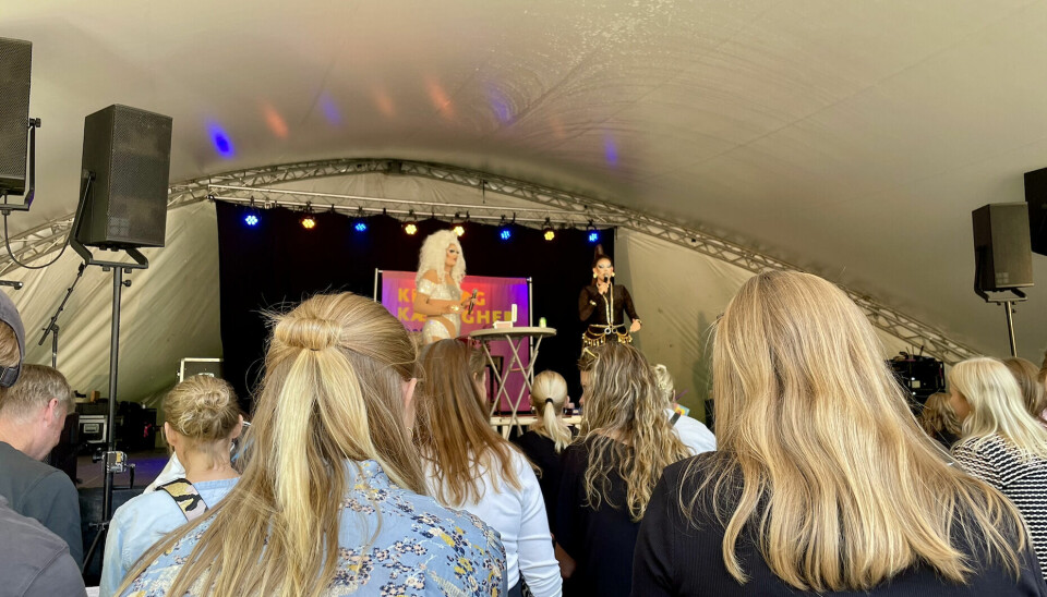 Publikum og dragqueens til sexpositiv bingo.