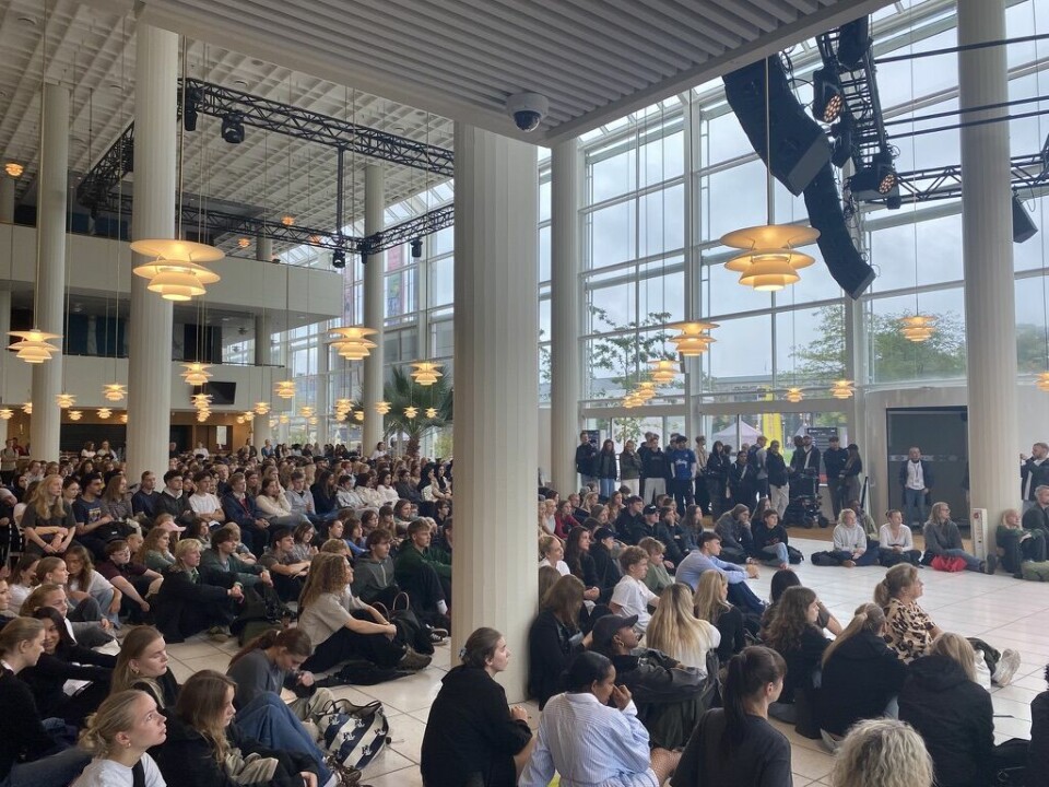 Skoleeleverne sidder klar til arrangementets velkomst i Musikhusets foyer