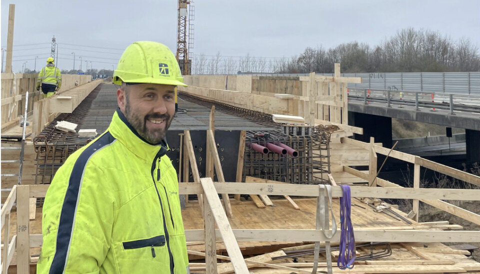 Stig Mortensen er ansvarlig for 130 udenlandske arbejdere ved motorvejsbyggeriet nær Søften.
