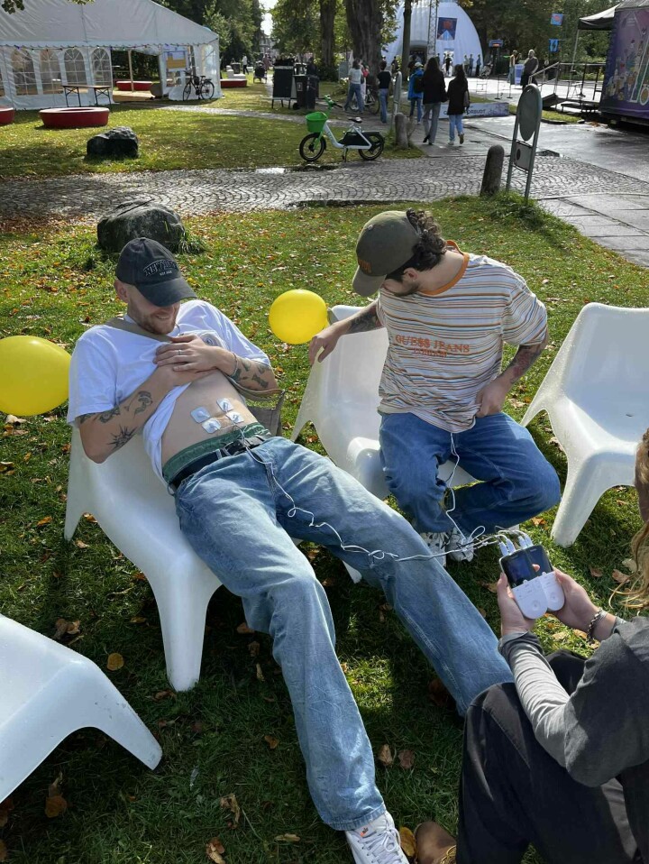 Mikkel og hans ven prøver menstruationssimulator