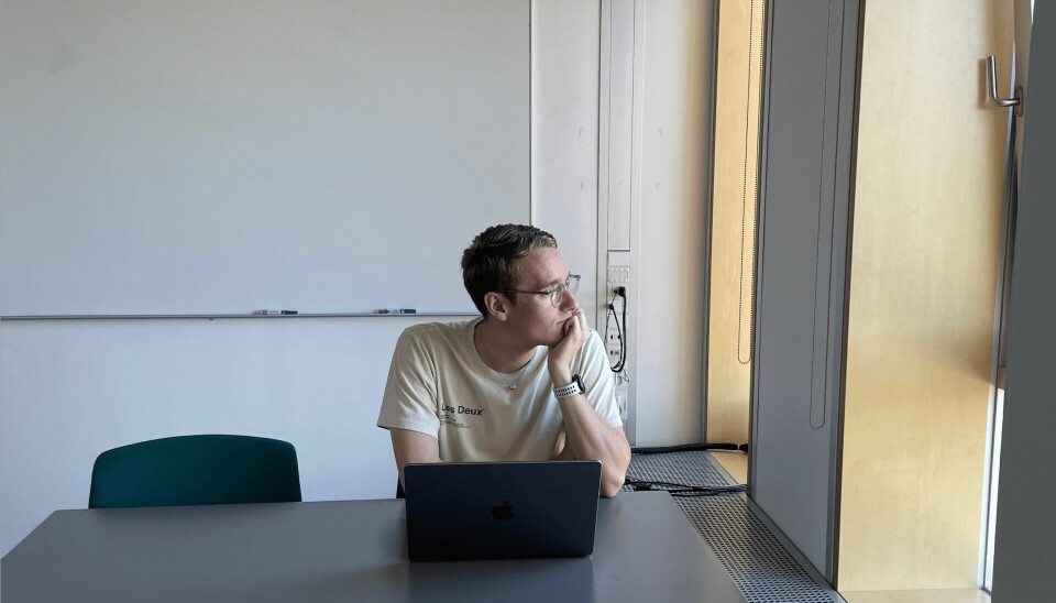 Joakim Rosenfeldt Pedersen sidder og tænker tilbage på sin tid i folkeskolen i et klasselokale på Aarhus Universitet, hvor han nu studerer IT-Produktudvikling. Joakim Rosenfeldt Pedersen tænker tilbage på sin tid i folkeskolen i et klasselokale på Aarhus Universitet, hvor han nu studerer IT-Produktudvikling.