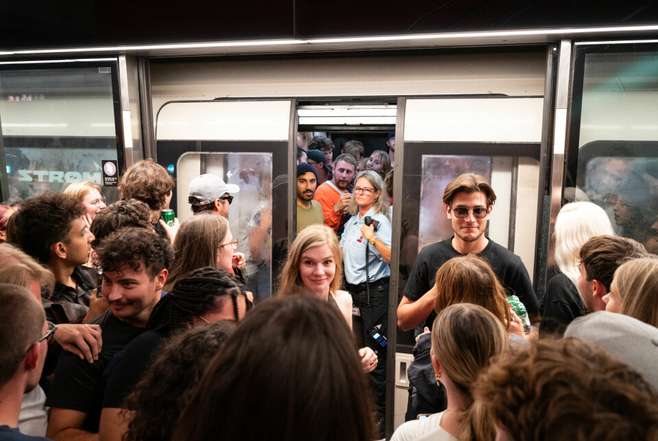 The metro is already full when it departs from Orientkaj, the first station, making it difficult for fellow fans to enter the metro.