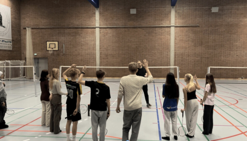 Læreren spørger om en elev har lyst til at vise de andre, hvordan man laver et godt for- og baghåndslag i badminton. Foto: Lærke Juul Hallig