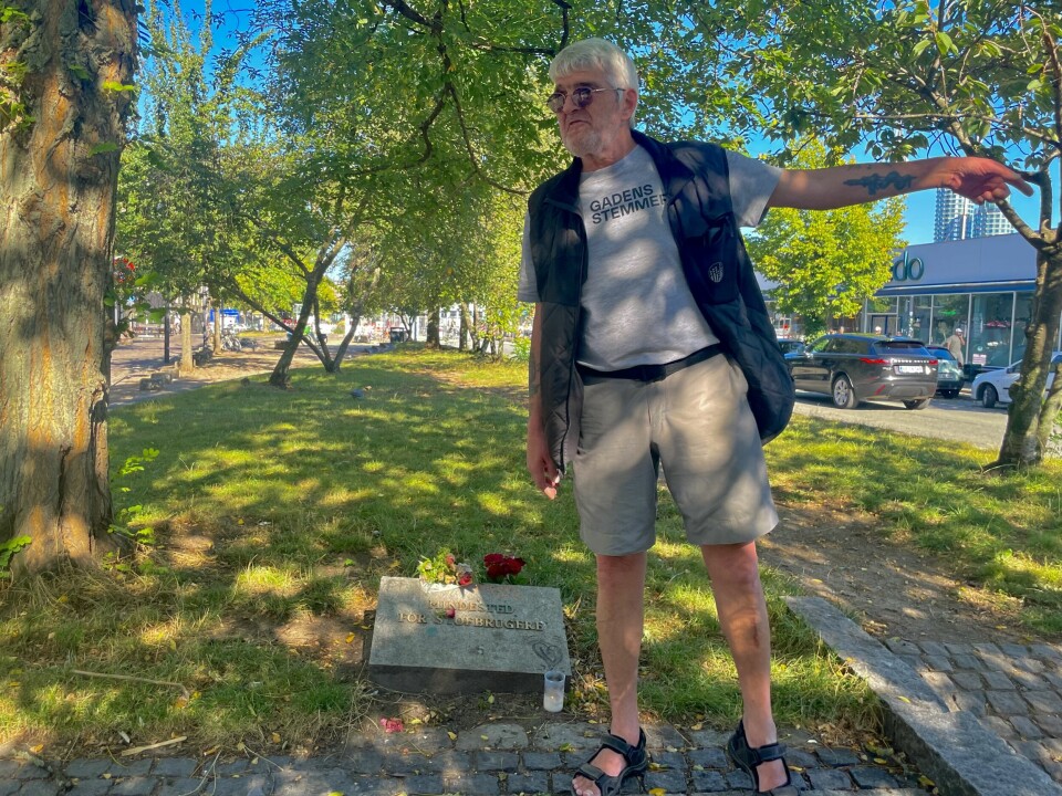 John Louis Jensen standing in front of the memory stone for drug addicts at Vesterbro during a tour.