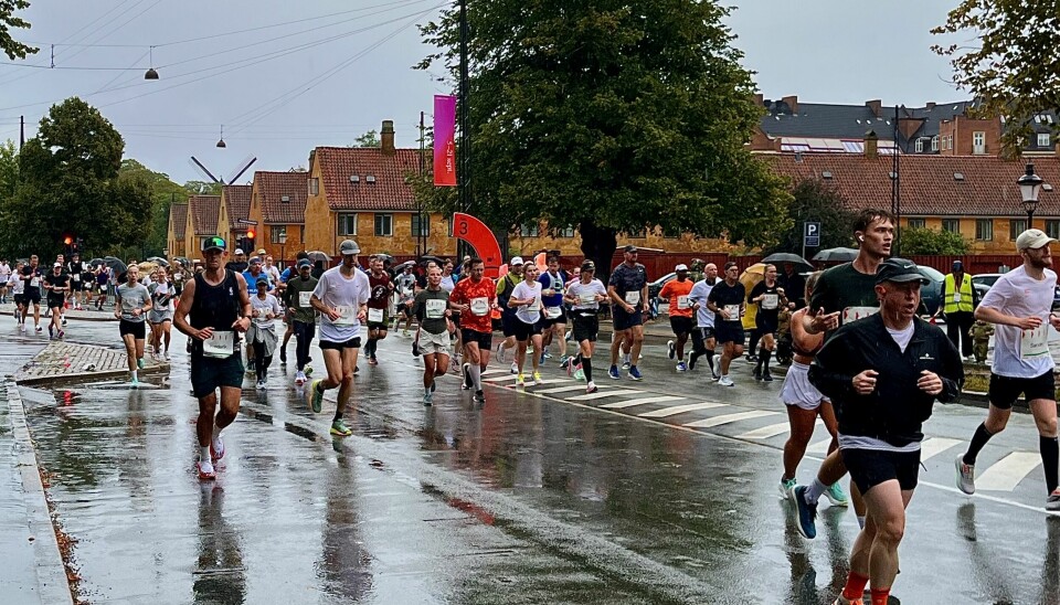 The 32 thousand runners had a wet start to the race, with heavy rain in the morning hours. Picture of many people running in the streets of Copenhagen