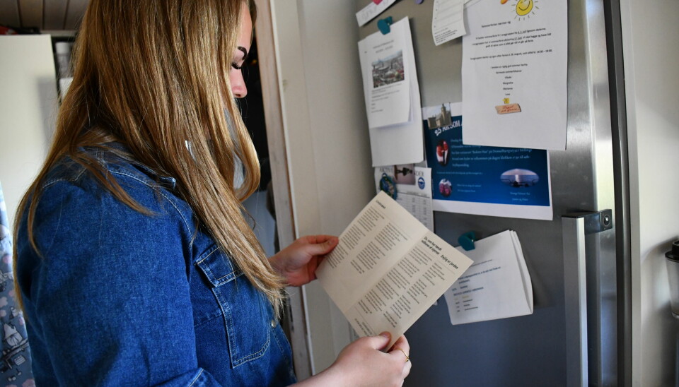 Katrine Sørensen bladrer somme tider igennem hendes brors salmehæfte.