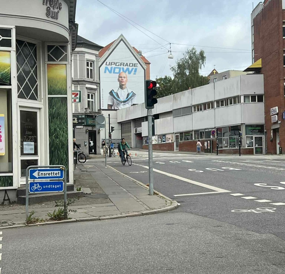 Hjortensgade og Vester Allé er blevet ensrettet, således det kun er muligt at køre ud af byen denne vej.