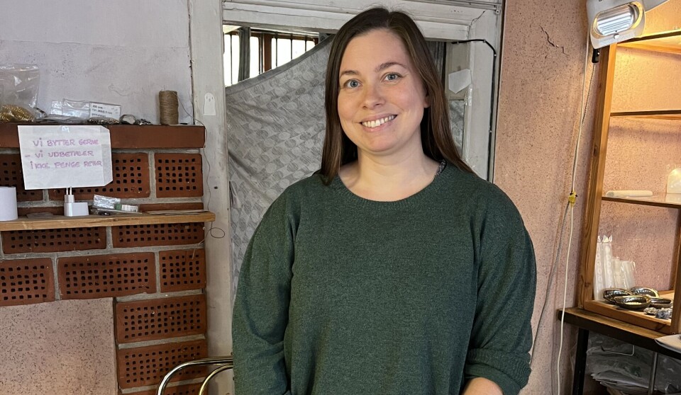 Butiksejer i Graven undrer sig: Hvorfor bliver min gade belagt med naturbelastende kemikalier?