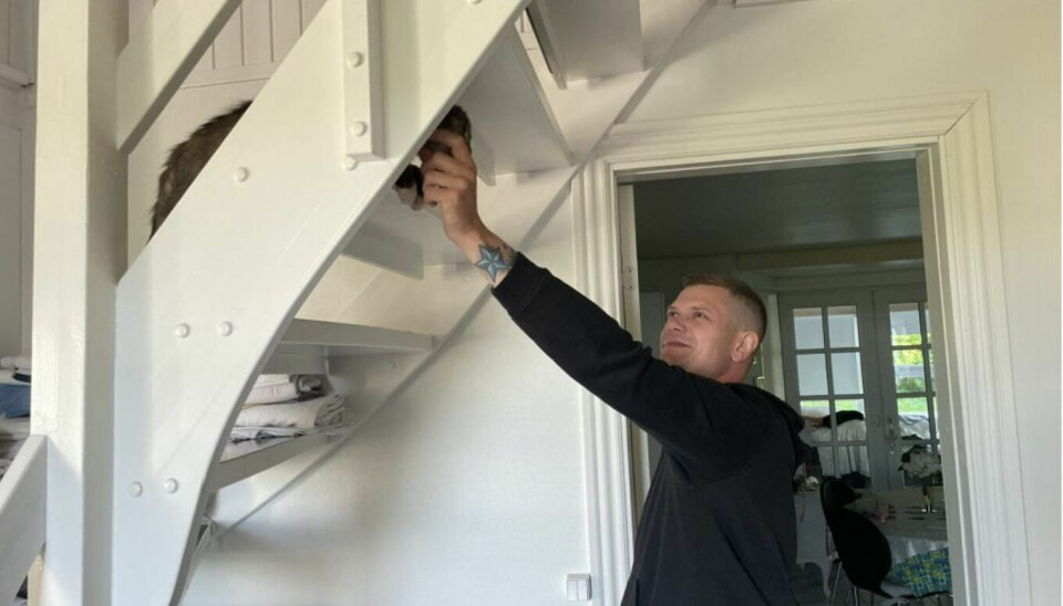 Kristian besøger sine forældre meget ofte og han nyder både deres og kattens selskab.