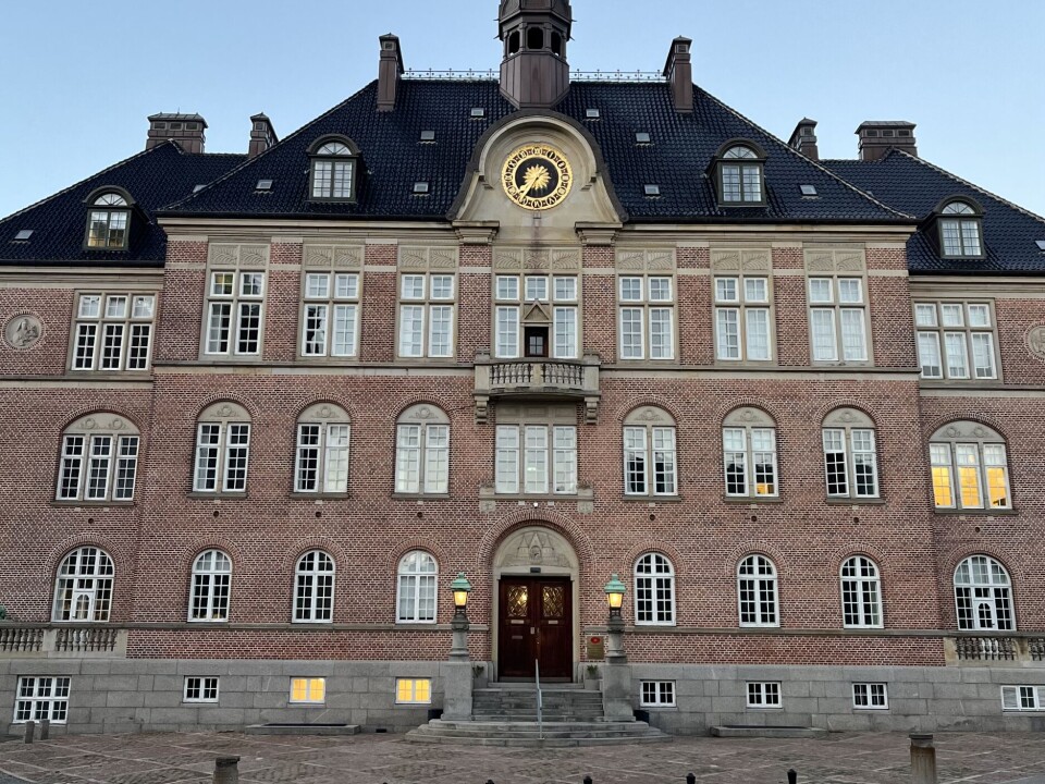 Den tiltalte mødte torsdag d. 18 september op i retten i Aarhus. Retssagen varede 7 timer, men er langt fra slut