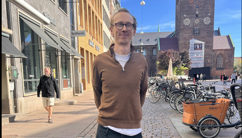 Mathias står glad på Storetorv i Aarhus.