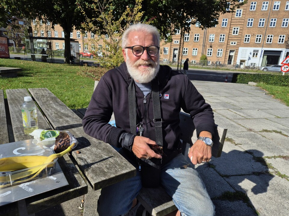 Kurt Nielsen siddende ved Harald Jensens Plads.
