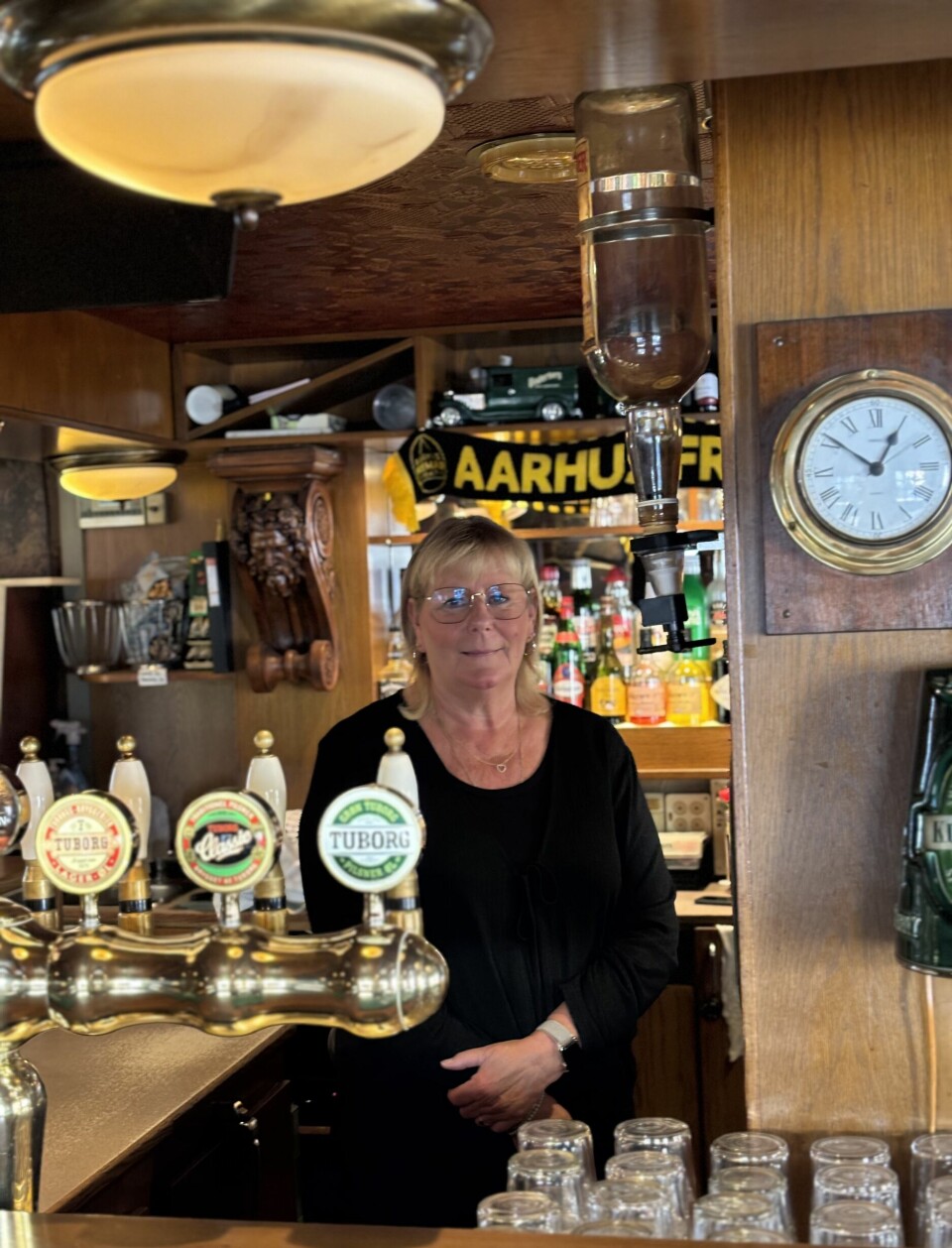Vivi står bag baren, hvor hun har stået de sidste 34 år.