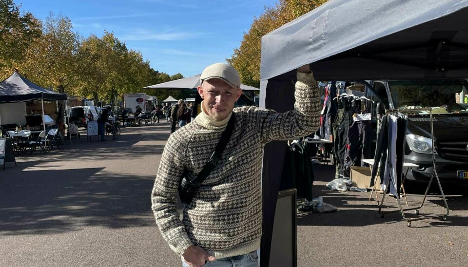 Asger ved siden af sin bod på Ingerslevs marked
