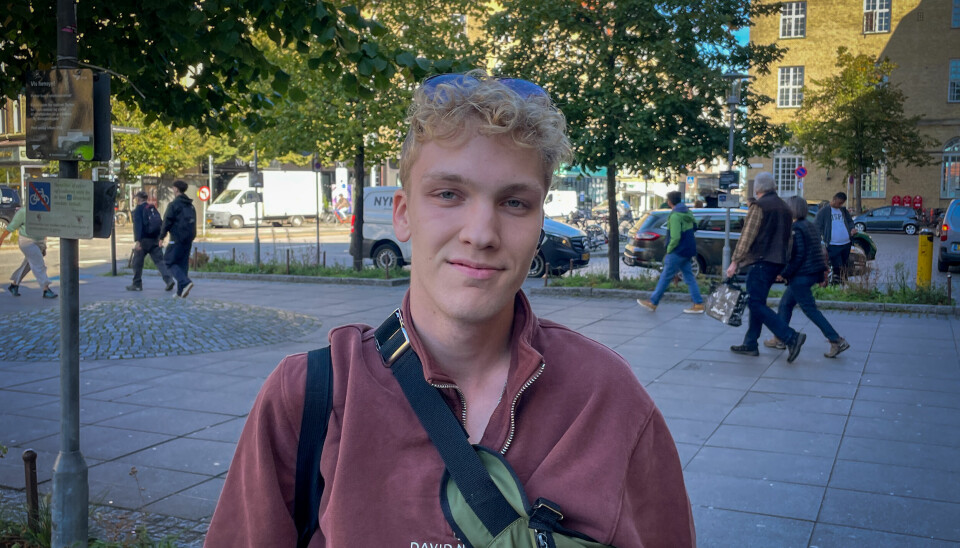 Anton står afslappet og venter, inden han i aften skal synge korkoncert i Aarhus Domkirke.