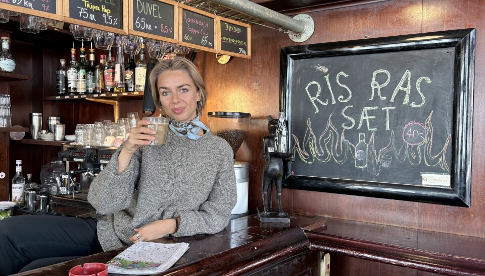 Mille Hareskov Jensen sidder og løser kryds og tværs med en kaffe i hånden, når der ikke er gæster.