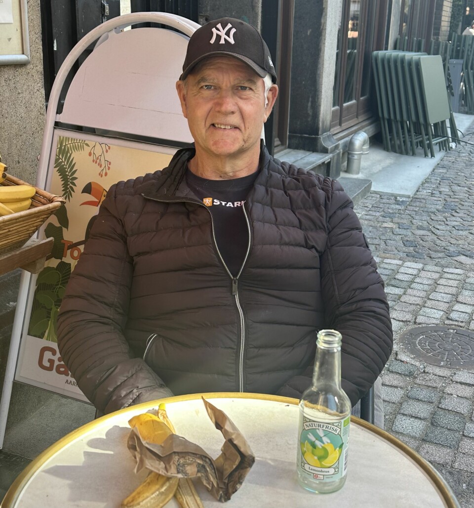 Søren Eggebrecht, 66 år, siddende ude foran 'Ganefryd' i latinerkvarteret, Aarhus.