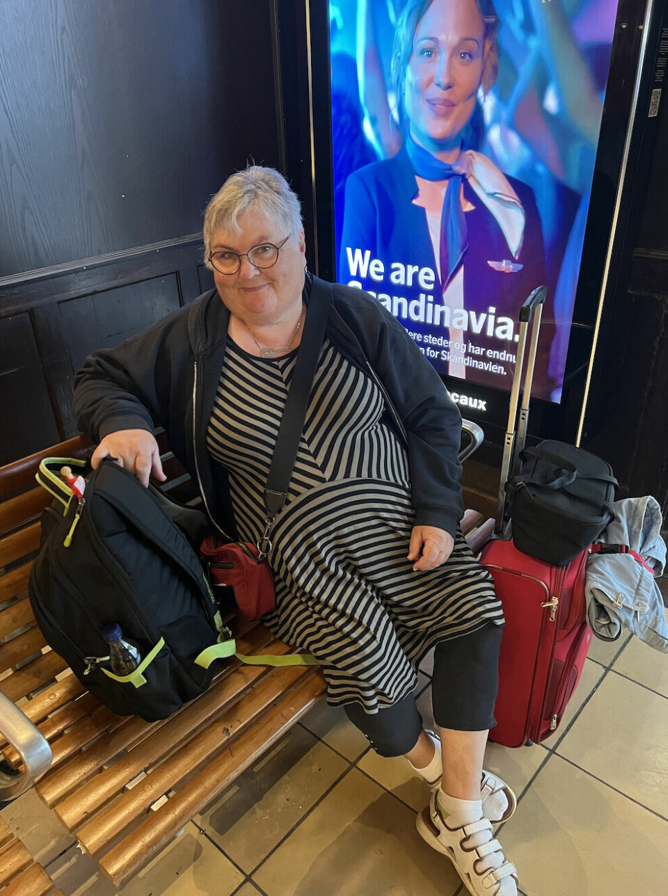 Susanne Hammer Majdecki venter på toget på Aarhus Banegård, hvor rejsen går mod endnu en koncert.