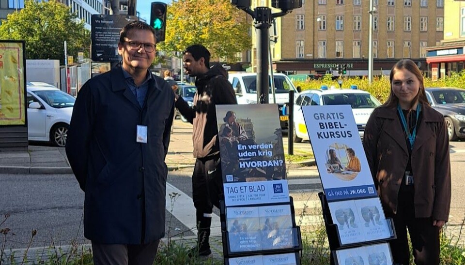 En del af Kenneths pligter som Jehovas Vidne er at være offentlige missionærer og deltage i 'forkyndelsen' - hvilket er dér, hvor de spreder Biblens budskaber.