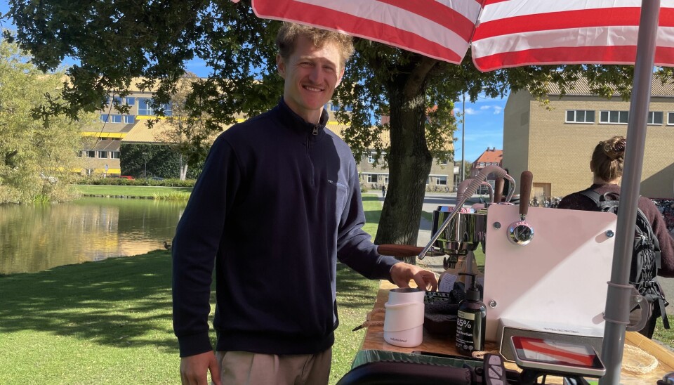 Lau Lykke på 25 år serverer kaffe i Uniparken