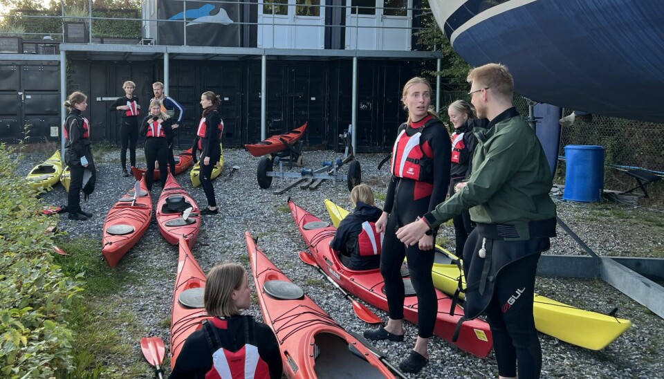 Der instrueres i basale ting om kajakkerne.