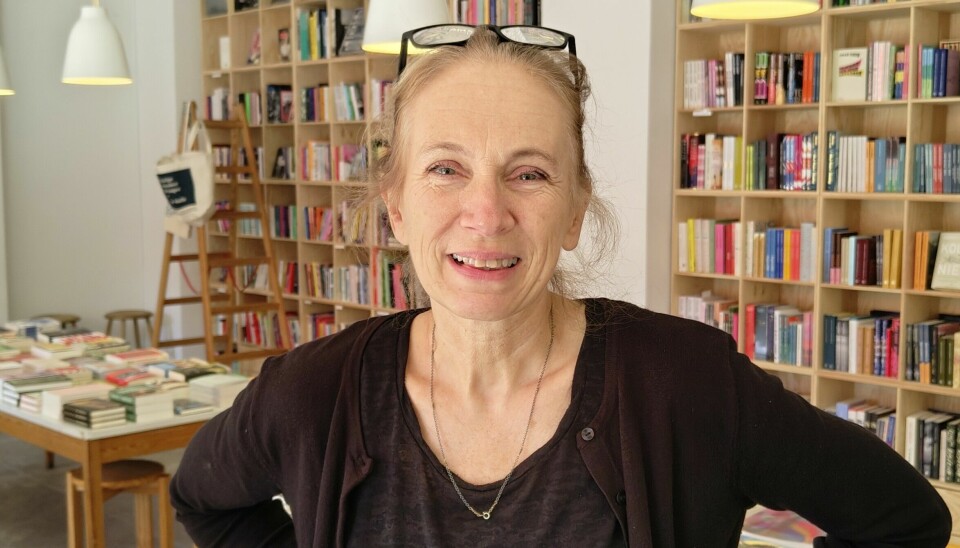 Merete Rheinholdt supports the proposal of the government. Picture of Merete Rheinholdt standing in the bookstore.