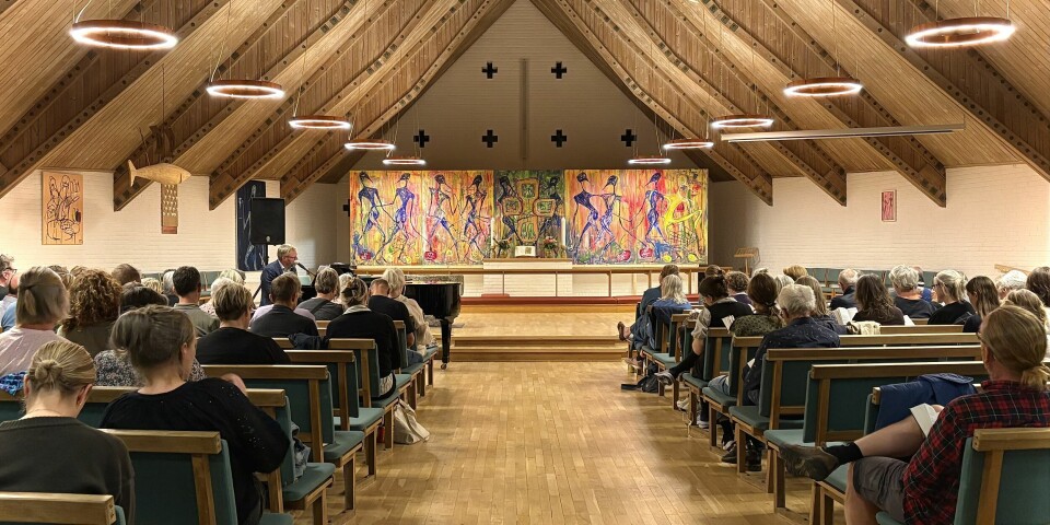 Bænkene i Møllevangskirken fyldes af sangglade gæster, når der under Kirke- og Kulturfestivalen spilles op til sangaften med Jakob Grundkær