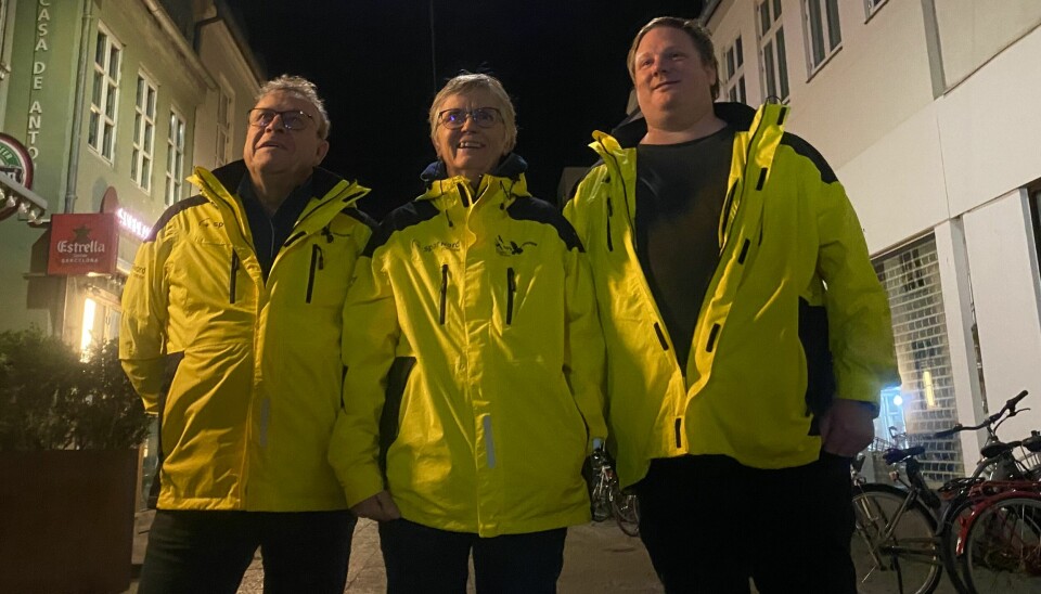 'Tak for indsatsen!' råber en pige, der står bag kameraet til Inger, Bo og Michael