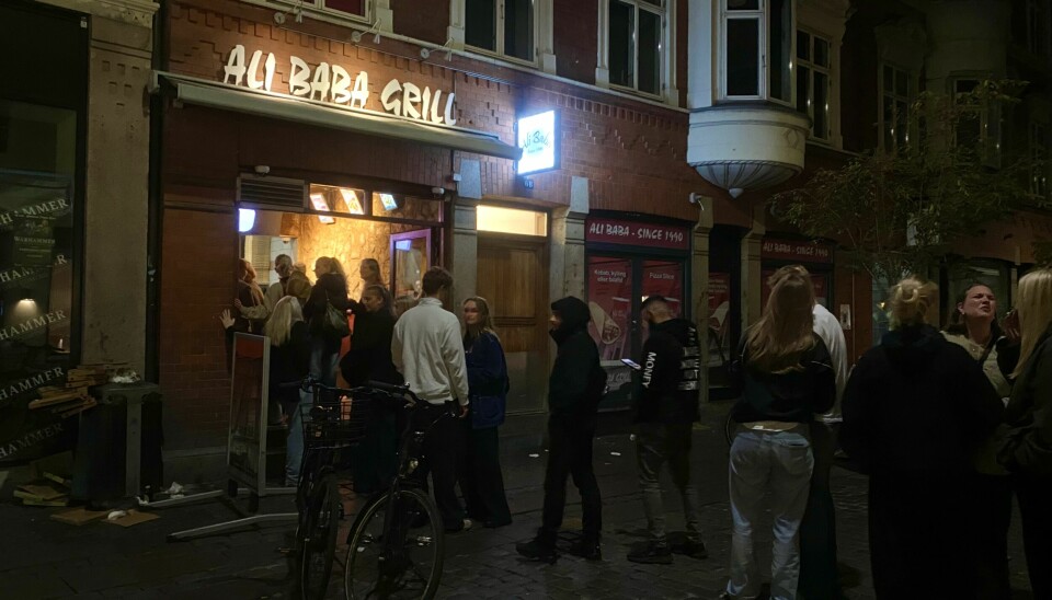“Vi skal have et slice at gå i seng på!”, udbryder en dreng til sin ven i køen.