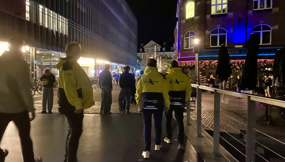 De gule jakker bliver afkodet med det samme. I løbet aftenen bliver de mødt af ”Hej Natteravne!” mange gange.