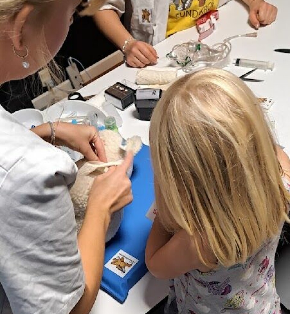 På Bamsehospitalet er der én tommelfingerregel: alle bamser skal sendes hjem med et plaster eller en forbinding.