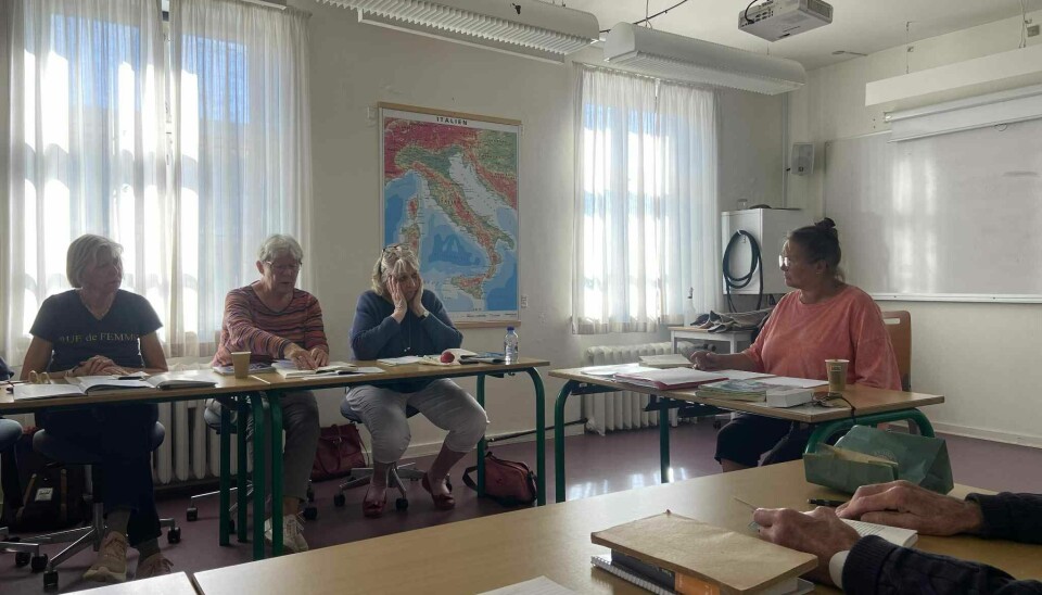 Kernen bestående af bl.a. Ingelise, Kirsten og Ulla får hjælp af underviser Helle. Foto: Sofie Tidemand
