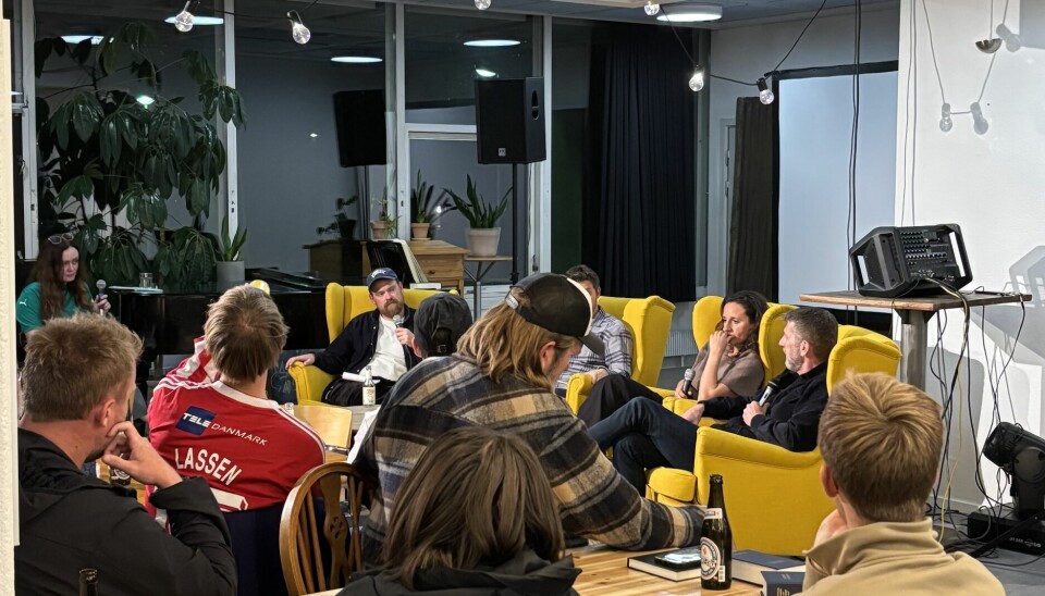 De gule lænestole med dagens fire panelister