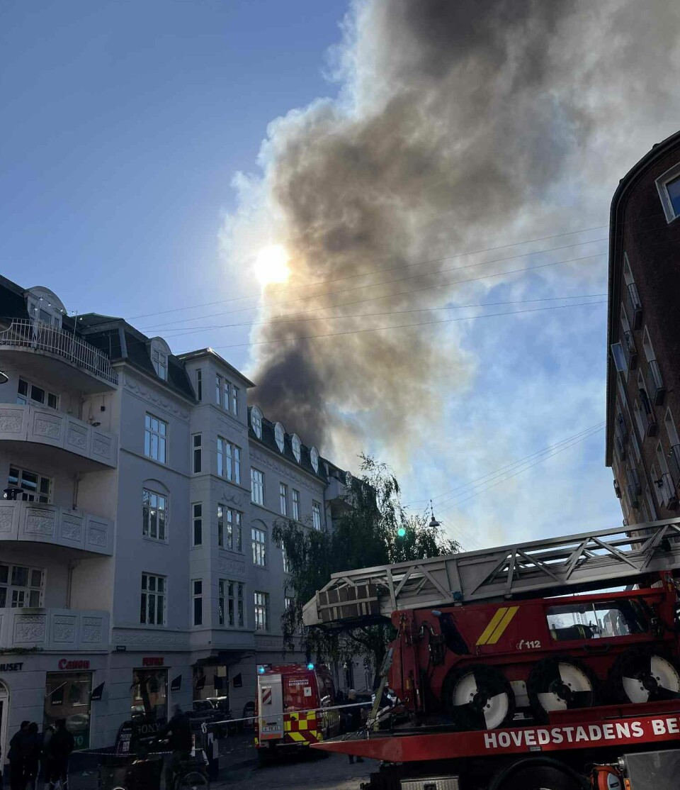 Beredskabet var stærkt til stede, hvor både flammerne og de mange tilskuere skulle holdes under kontrol.