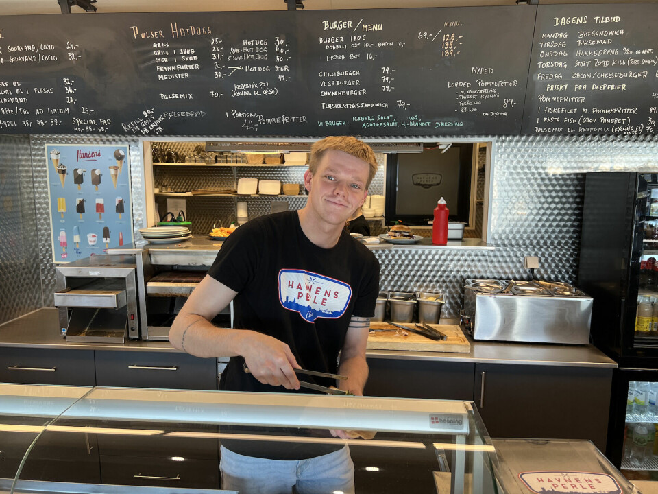 Kristian Skytte Bodersen møder gæsterne med et smil, mens han trakterer en hotdog.