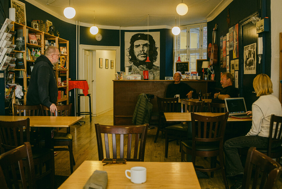 Det gamle lokale Café Oskar holder til i bærer præg af mange års kommunistisk historie