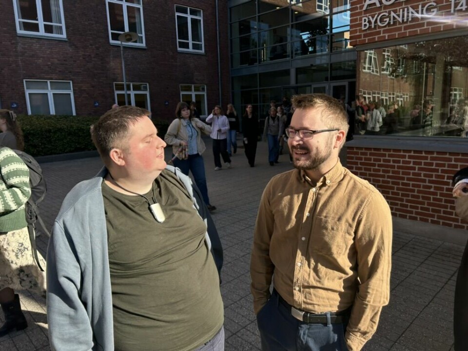Josias Pedersen (højre) er tilknyttet Specialpædagogisk Støtte (SPS), der skal sikre, at studerende med funktionsnedsættelser kan gennemføre deres uddannelse ligestillet med medstuderende. Han hjælper Theis med mobilitet på campus samt øvrige praktiske forhold.