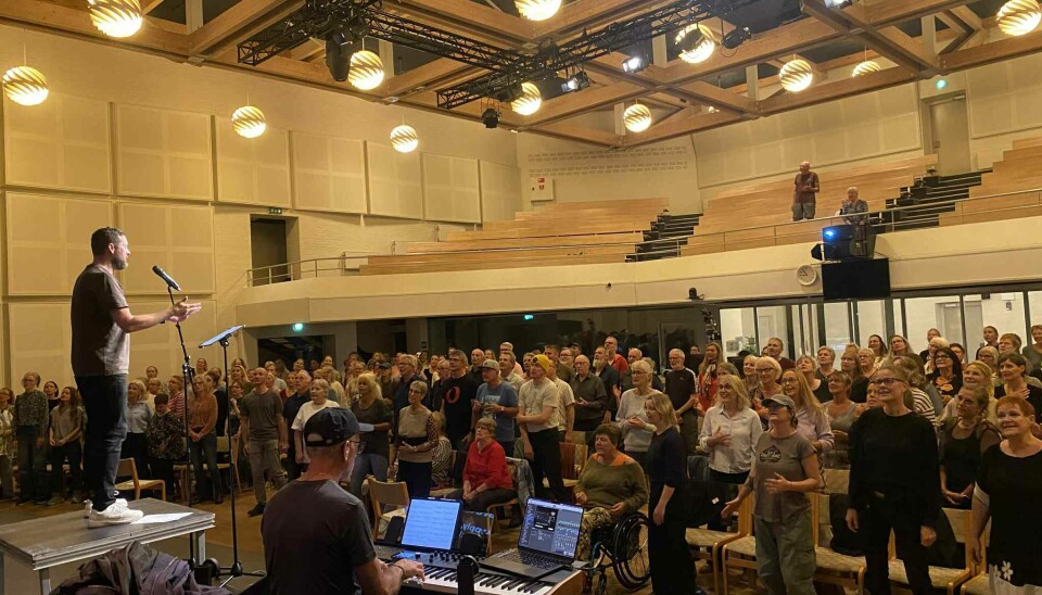 Korleder Rune Herholdt og pianist Peter Hougaard styrer slagets gang foran de 250 sangere i Aarhus Gospel Singers under tirsdagens øvesession. Foto: Jacob Hjørringgaard