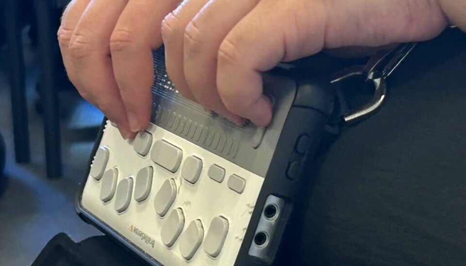 Braille Sense 6 mini - En bærbar computer/notetager til blinde med indbygget punktskriftsdisplay og tastatur. Den kan blandt andet navigere på internettet, sende e-mails og behandle tekster til punktskrift. Pris: kr. 45.000 Kilde: Hjælpemiddelbasen
