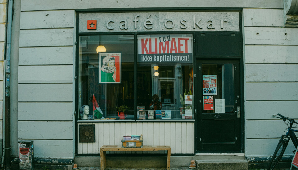 Slogans og slagord præger cafeens facade
