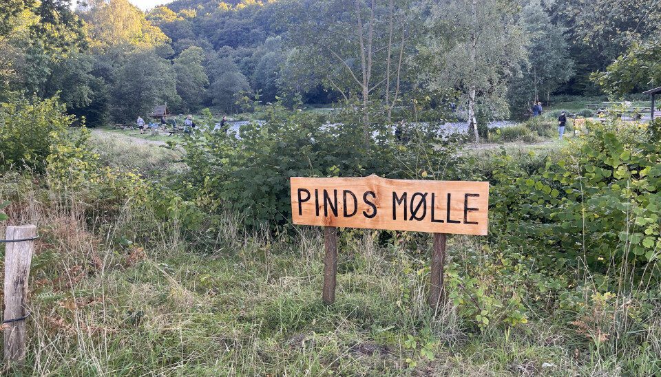 Skiltet byder dig velkommen ved Pinds Mølle.