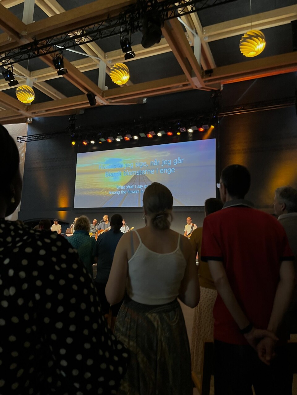 Stemmer synger samstemmig med på sangen om Jesus i Citykirken i Aarhus.